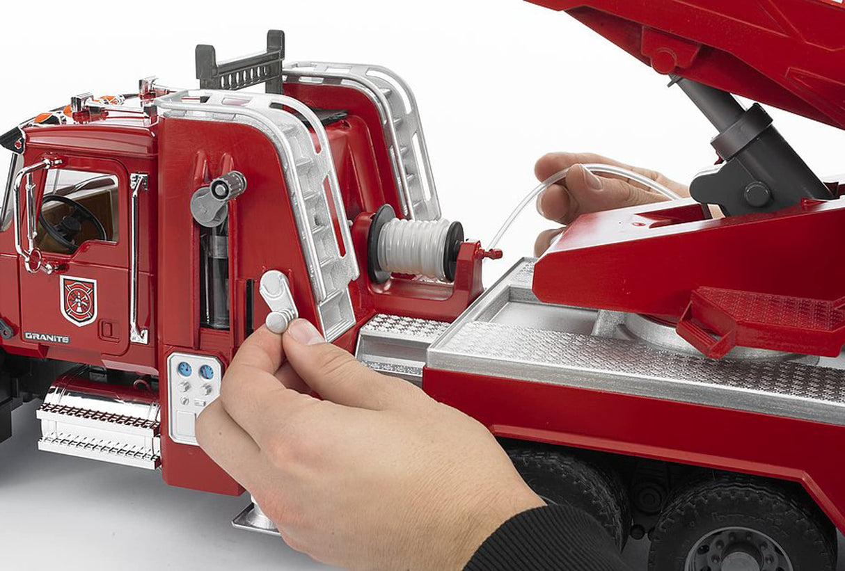 bruder 02821 - Camión de bomberos Mack Granite con bomba - 1:16 Vehículo, Camión de bomberos, Llamada de emergencia, Camión de bomberos, Juguete