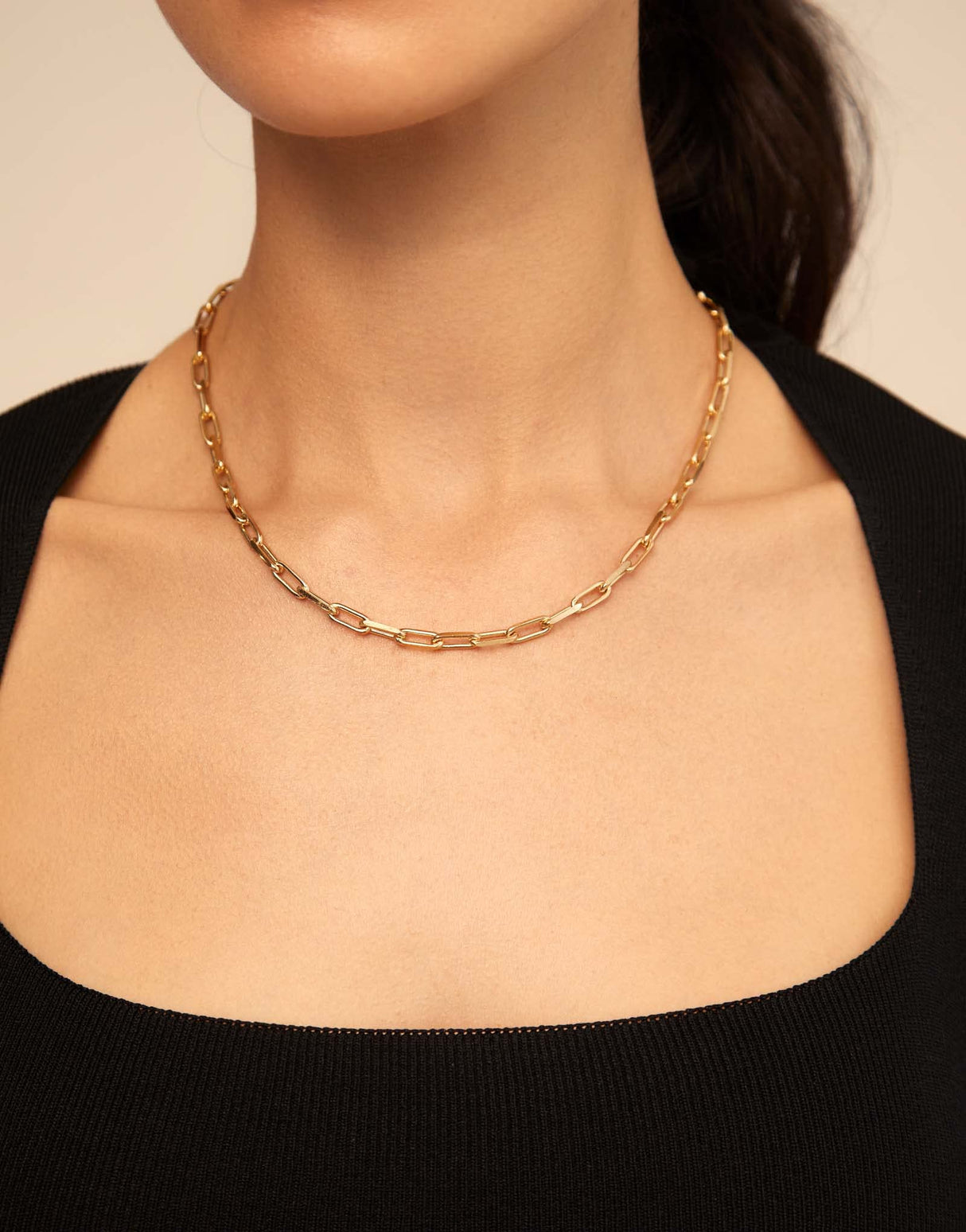 UNO de 50 | Cadena Corta de Aleación de Metales | Bañado en Oro 18K | Joya Artesanal | Diseño Creativo