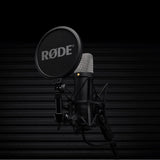 RØDE NT1 5a generación el micrófono con Condensador y Gran diafragma, Salidas XLR y USB, Soporte antivibraciones y Filtro antipop para grabación Vocal, producción Musical y de podcasts (Negro)