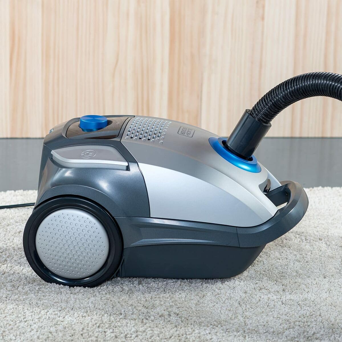 Black+Decker BXVMB700E Aspirador de Trineo con Bolsa, 700W, HEPA13: extraíble y Lavable, 4L Capacidad, Zapata parquet Suelos delicados, Boquilla 2 en 1, Tubo telescópico Aluminio 470 mm