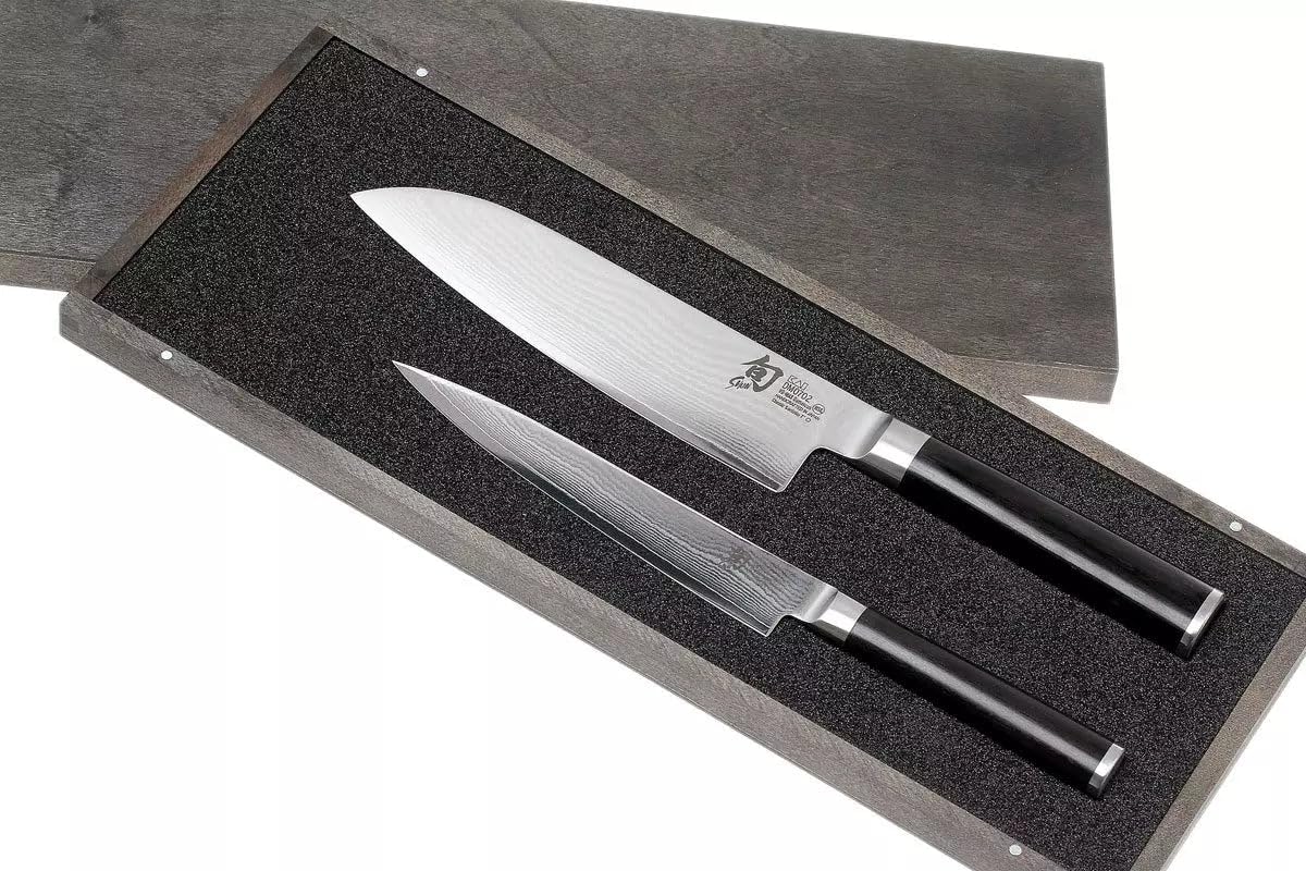 KAI Shun Classic Juego de cuchillos de chef japonés 2 piezas - Santoku con hoja de 18 cm + Cuchillo multiusos con hoja de 15 cm - Cuchillo de Damasco de 32 capas con núcleo VG MAX - 61 HRC