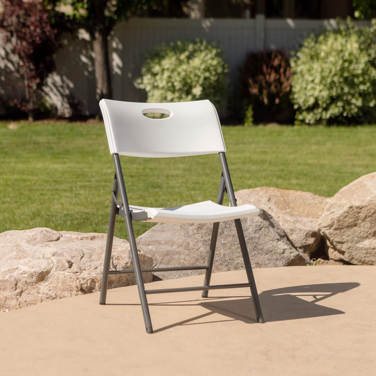 Lifetime 92114 - Pack 4 sillas plegables plástico ultrarresistentes / Sillas para eventos, catering, oficina, exterior e interior / Sillas plegables Lifetime ligeras y versátiles