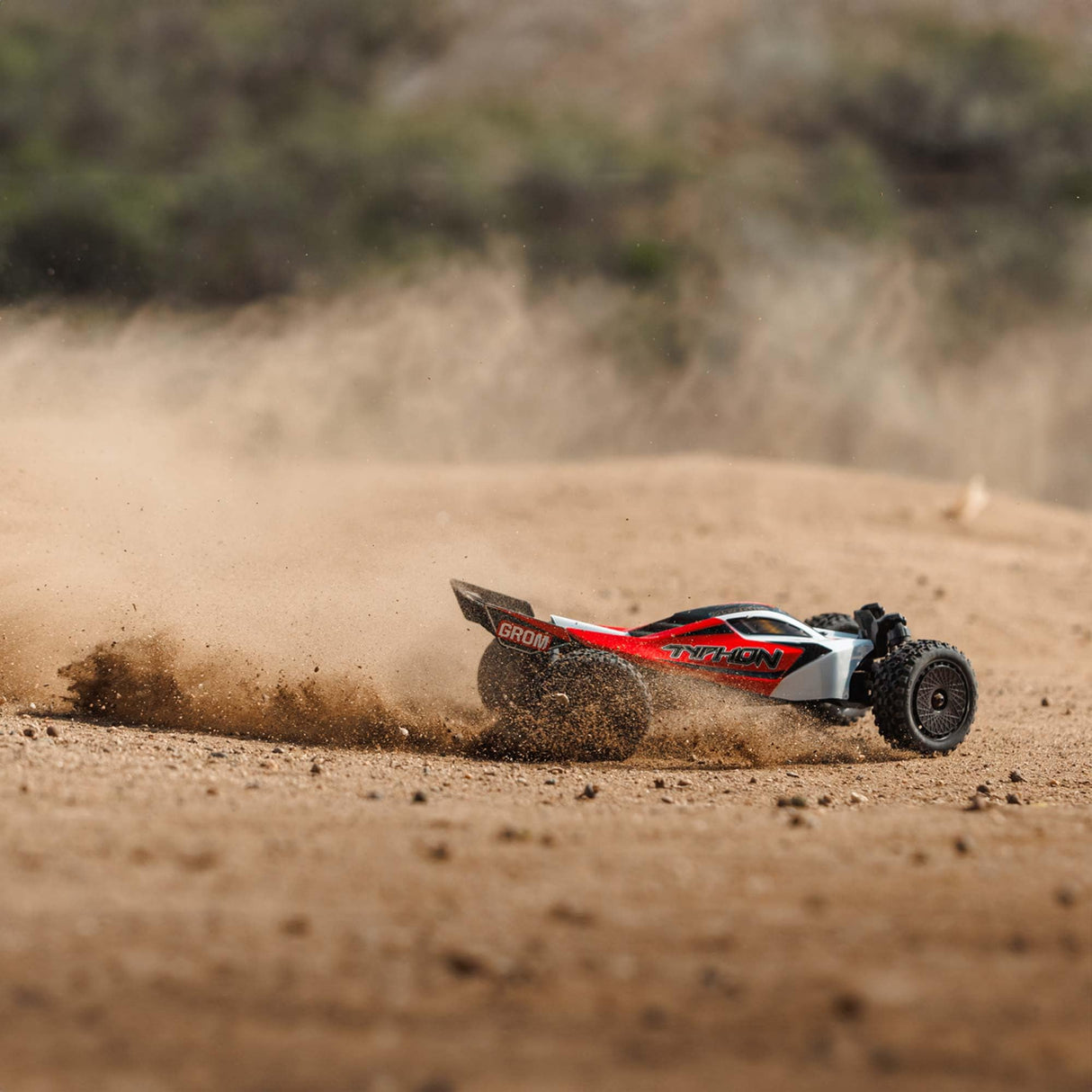 ARRMA Coche RC Typhon GROM 4x4 Smart Pequeña Escala Cochecito RTR con batería y Cargador Rojo/Blanco ARA2106T2