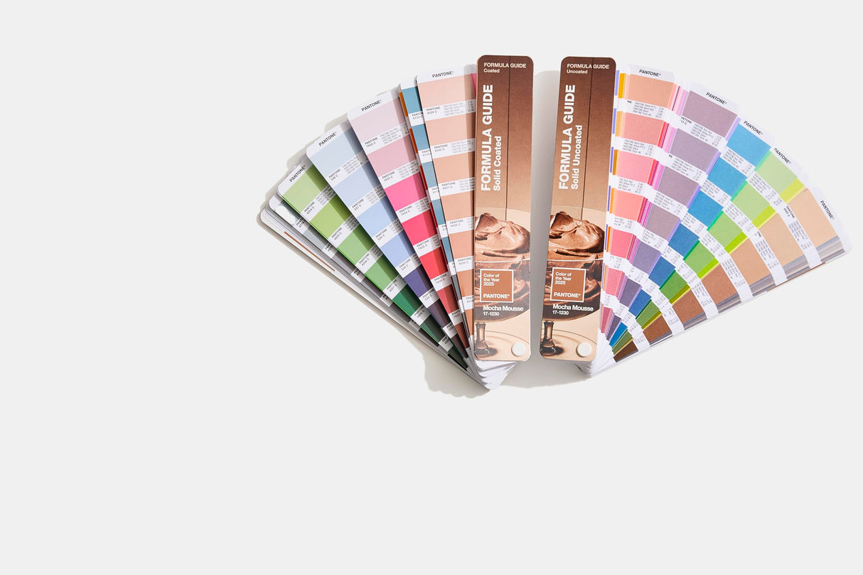 Pantone Guía de Fórmulas GP1601B (Edición Color del Año 2025) - Abanicos de color con y sin revestimiento para referencia de color en disposición cromática