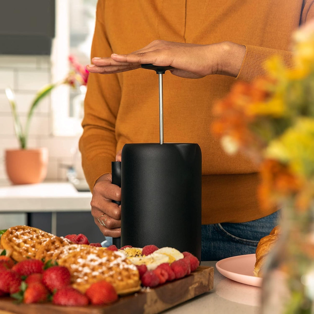 Fellow Cafetera aislada Clara con sistema de filtración mejorado - Prensa francesa portátil de acero inoxidable - Jarra de 24 oz - Negro mate