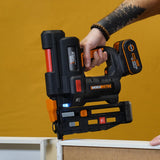 WORX WX841 Nitro – Clavadora eléctrica inalámbrica 20 V – 2 Ah – Tire hasta 80 clavos por minuto – Hasta 64 mm en la madera – Desbloqueo sin herramientas – (incluye batería y cargador| 200 clavos