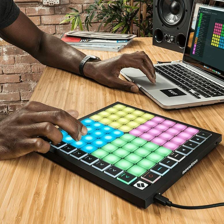 Novation Launchpad X - Controlador de cuadrícula MIDI para Ableton Live/Logic Pro. Controles sencillos, reproducción dinámica de notas, modos Scale