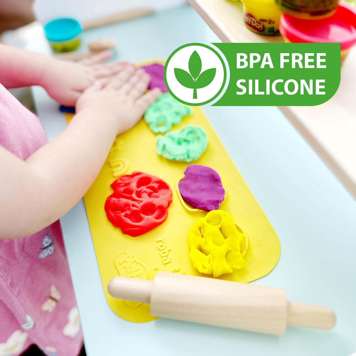 roba x Play-Doh Conjunto de Asientos creativos - Juego de Mesa y Silla de Madera certificada por el FSC con 6 latas de plastilina, 3 Herramientas de Madera y Alfombra Creativa