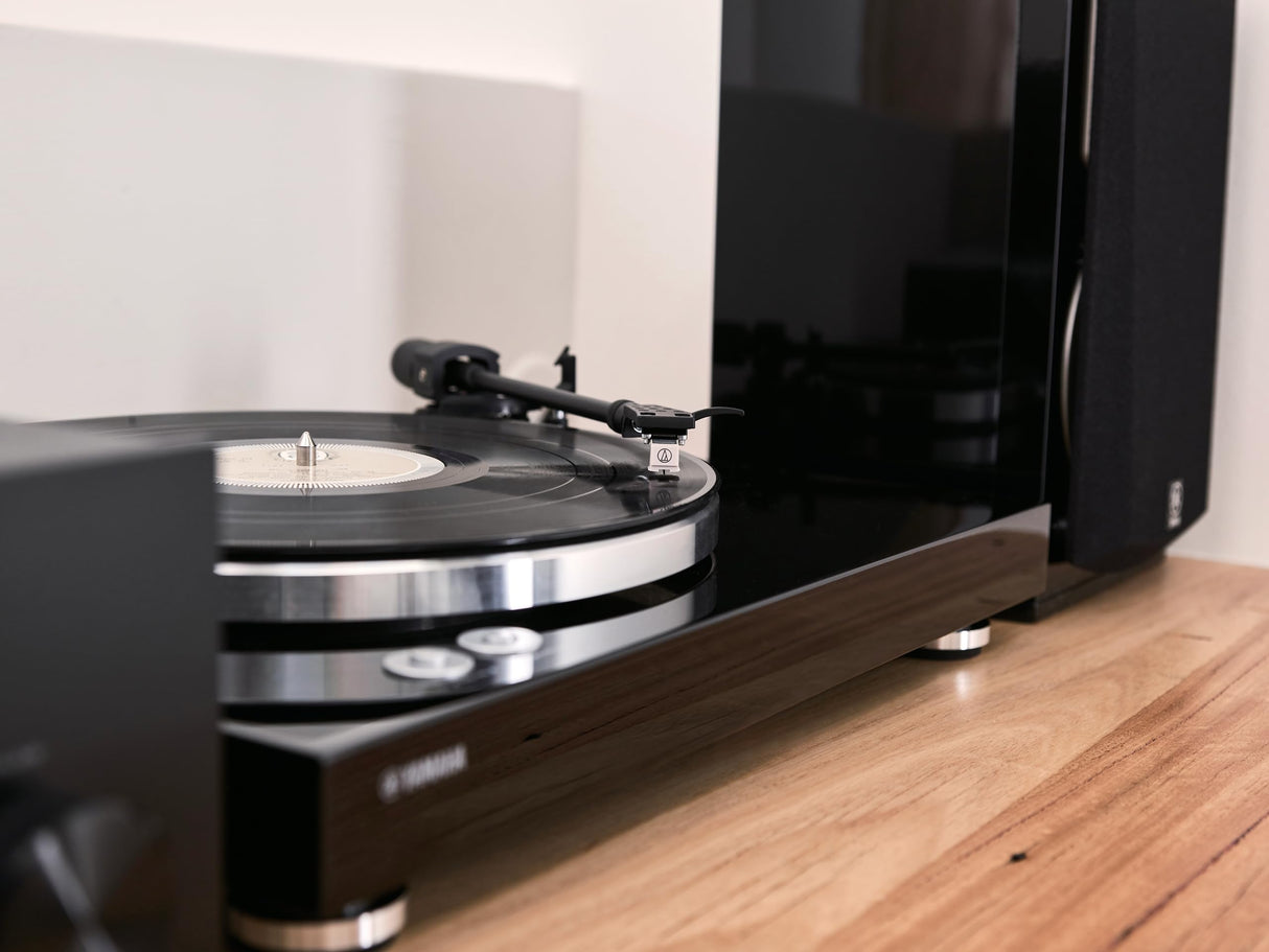 Yamaha TT-S303 Tocadiscos Hi-Fi con Correa para vinilos, preamplificador Integrado, Salida de línea y Phono conmutables, Negro