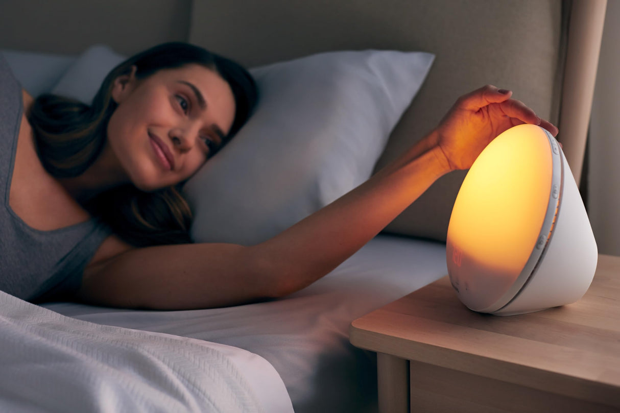 Philips HF3519/01 Despertador de luz con simulación del amanecer, Radio FM y lámpara de lectura, 5 sonidos naturales, Alarma diferida, Blanco