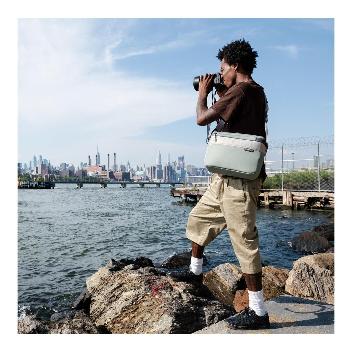 Gomatic Luma Camera Sling 12 L – Bandolera Cámara Resistente al Agua, Organizador Tech con RFID, para DSLR, Mirrorless, Objetivos y Drones – Diseñado por Peter McKinnon, Negro