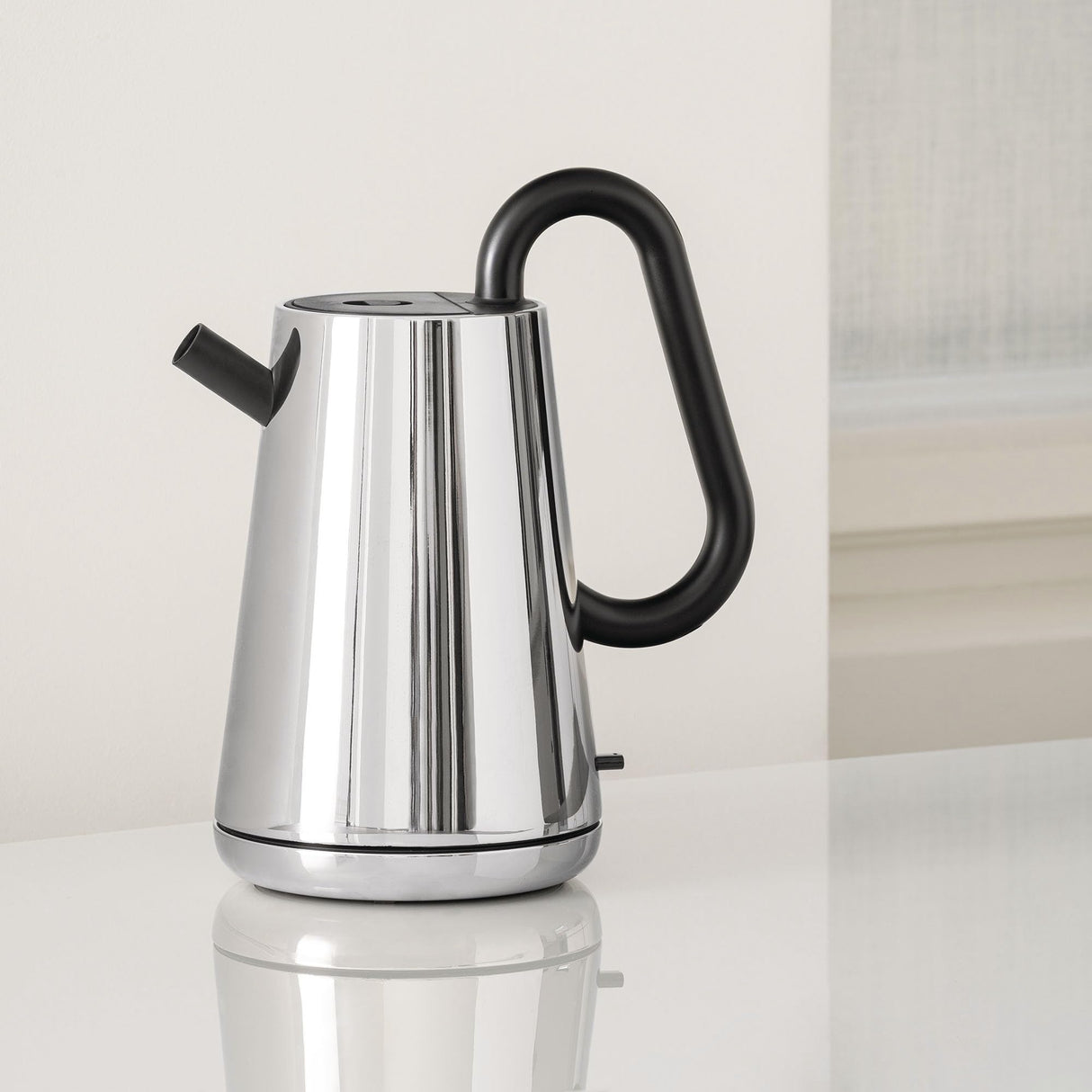 Alessi Toru NE01 B, Hervidor Eléctrico de Diseño, en Acero Inoxidable 18/10 y Resina Termoplástica, Enchufe Europeo, 2400 W, 170 cl, Negro
