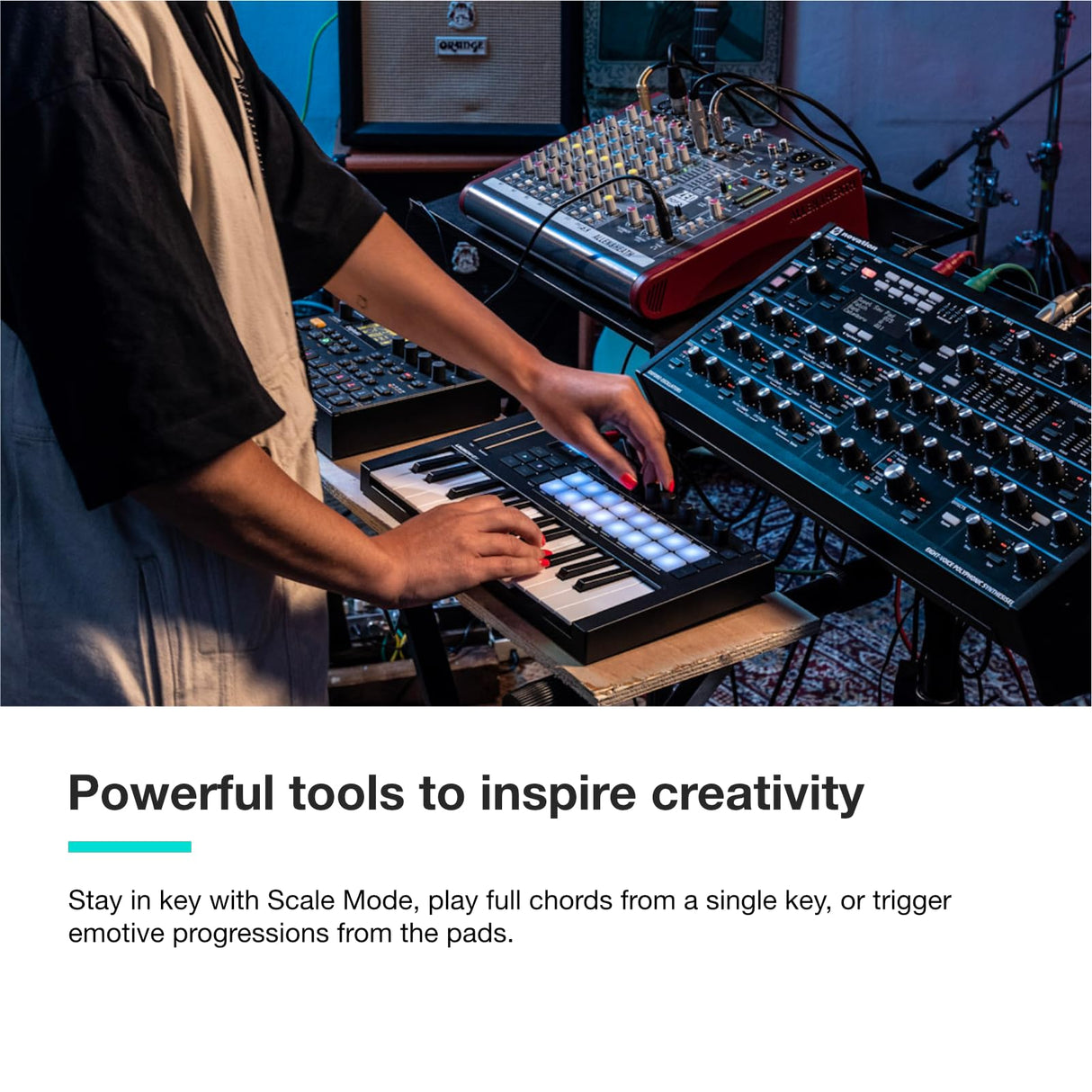 Novation Launchkey Mini 25 [MK4]: Controlador de teclado MIDI portátil, 25 teclas, USB e integración DAW. Modos Chord y Scale, pads de percusión, arpegiador y paquete de software de creación musical
