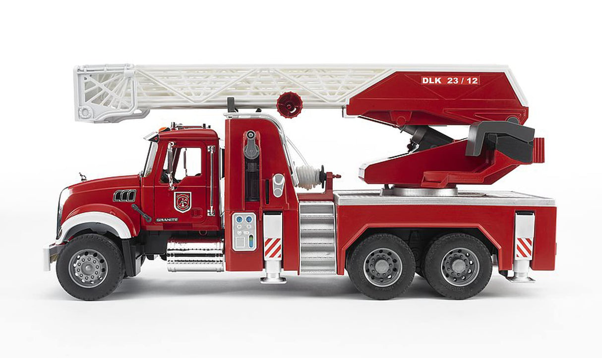 bruder 02821 - Camión de bomberos Mack Granite con bomba - 1:16 Vehículo, Camión de bomberos, Llamada de emergencia, Camión de bomberos, Juguete