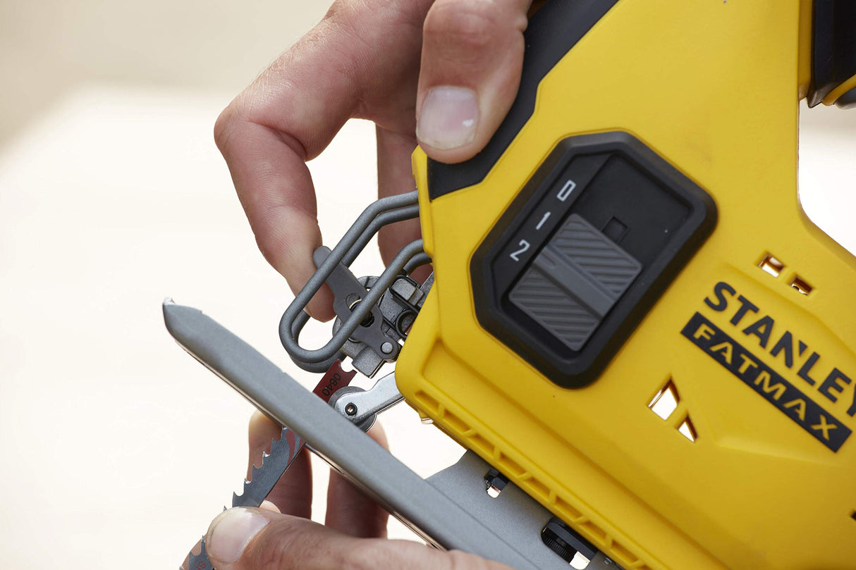 STANLEY FATMAX SFMCS600M2K-QW - SIERRA DE CALAR V20 LI-ION 18V CON 2 BATERÍAS 4Ah, CARGADOR Y MALETÍN