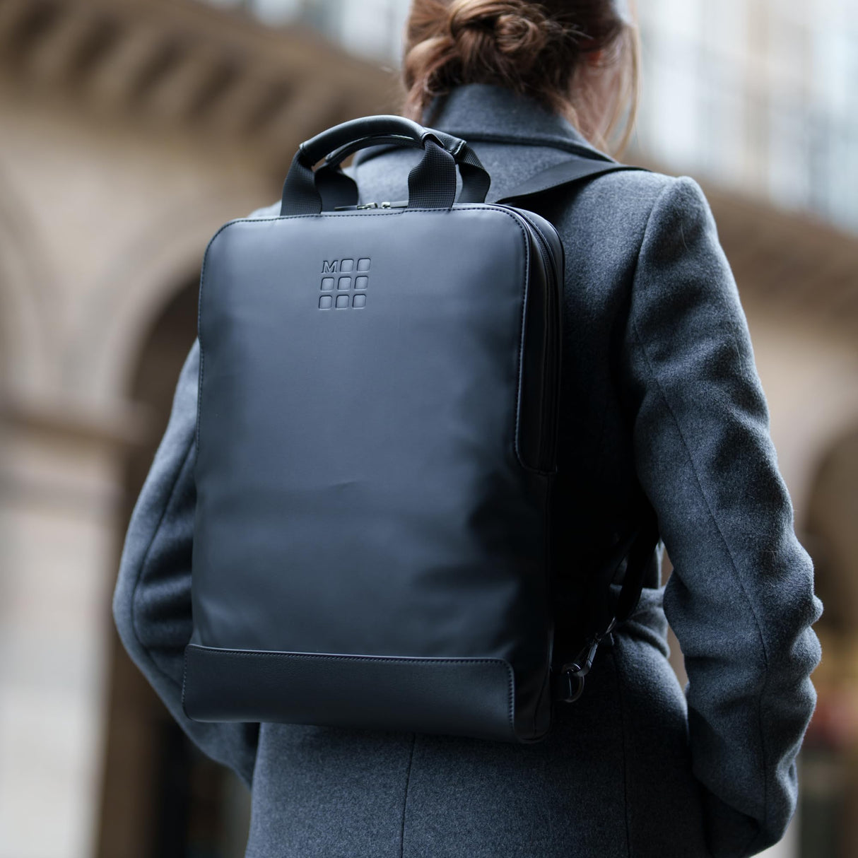 Moleskine Device Bag Colección Classic, Bolso Porta PC Vertical, Mochila Porta PC para Laptop, Notebook, iPad, Computadora hasta 15'', Dimensiones 29 x 39 x 6 cm, Color Negro