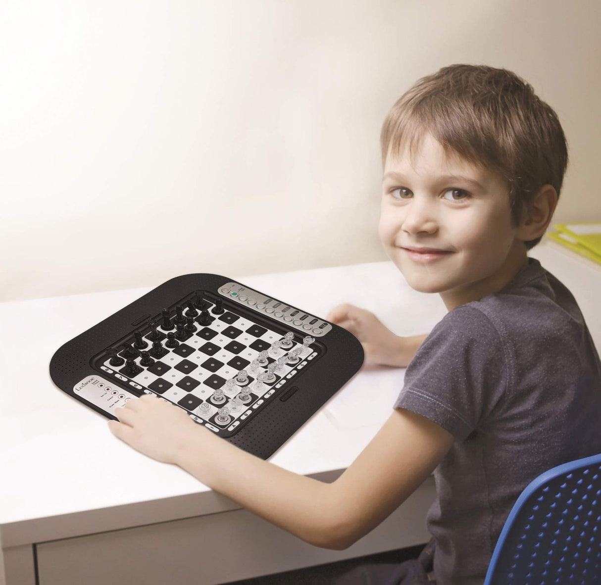 Lexibook, Chessman FX Juego de Ajedrez Electrónico con Teclado Táctil y Efectos de Luz y Sonido 32 Piezas 64 Niveles de Dificultad, Negro/Plateado, CG1335