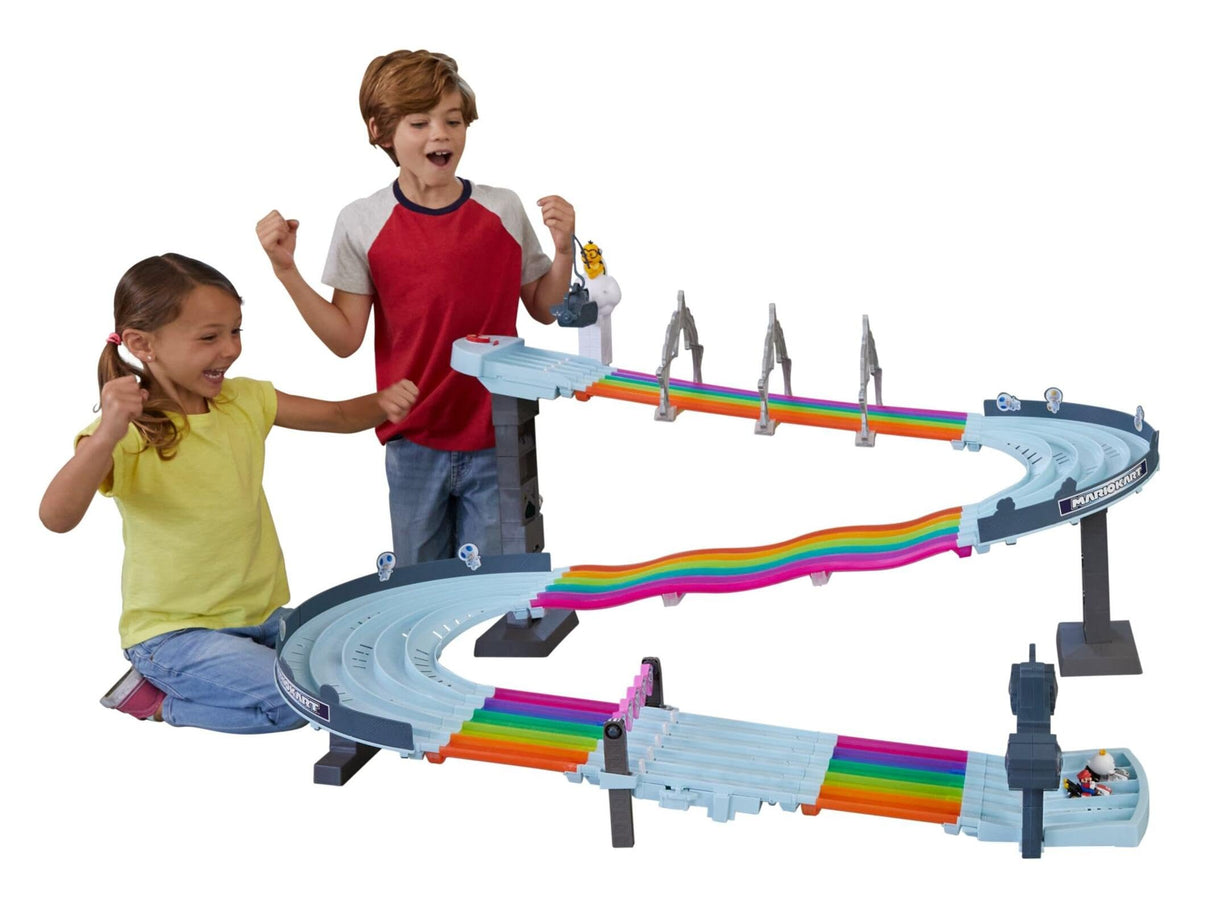 Hot Wheels Mario Kart Pista Arcoiris de Coches de Juguete con Luces y Sonidos, Incluye 2 vehículos Personaje Die-Cast (Mattel GXX41)