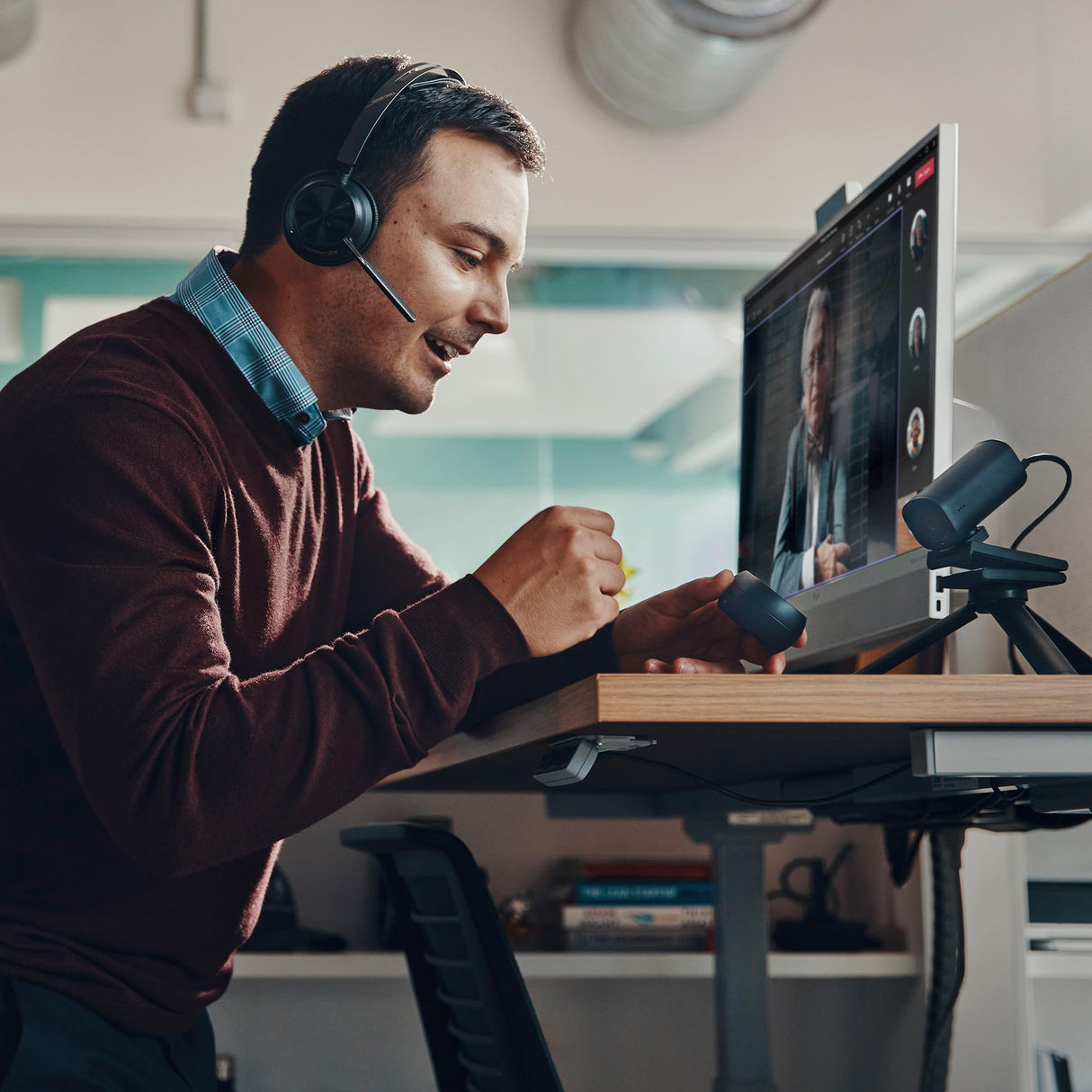 Poly Voyager Focus 2 Auriculares inalámbricos UC con micrófono y soporte de carga: compatible con PC a través del adaptador BLUETOOTH BT700 incluido o mediante cable USB