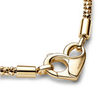 Pandora Moments Pulsera de cadena con tachuelas chapada en oro de 14 quilates con cierre en forma de corazón, 19