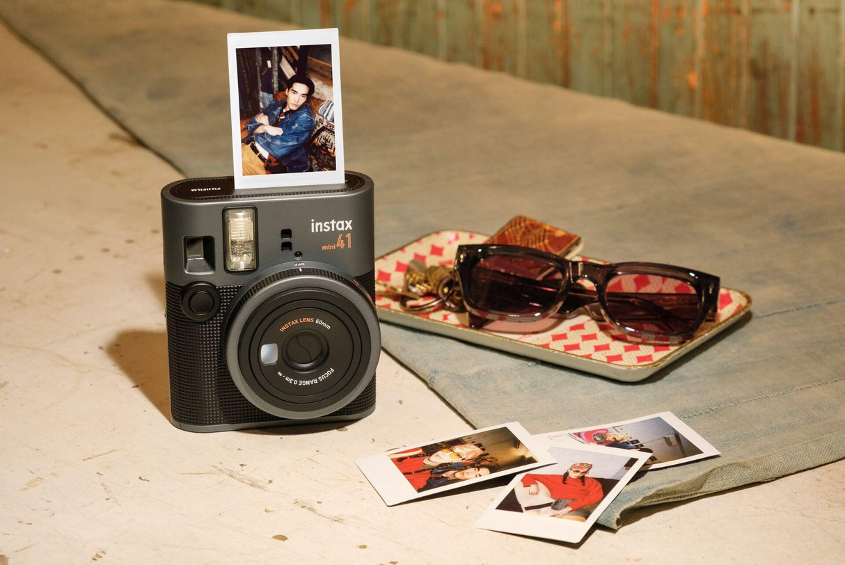 Cámara instantánea INSTAX Mini 41 con autoexposición, Flash Incorporado, Modo Selfie y Primeros Planos. Cámara Moderna con diseño clásico Que Utiliza película instax Mini vendida por Separado