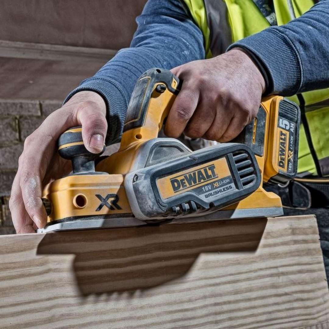 DeWalt DCP580P2-QW Cepillo sin escobillas XR 18V con 2 baterías Li-Ion 5, Negro y amarillo