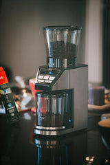 Melitta Calibra 1027-01 - Molinillo de café eléctrico cónico con 39 ajustes de molienda, apto para distintas cafeteras, moledor de café con báscula digital y pantalla LCD, 200 g, negro