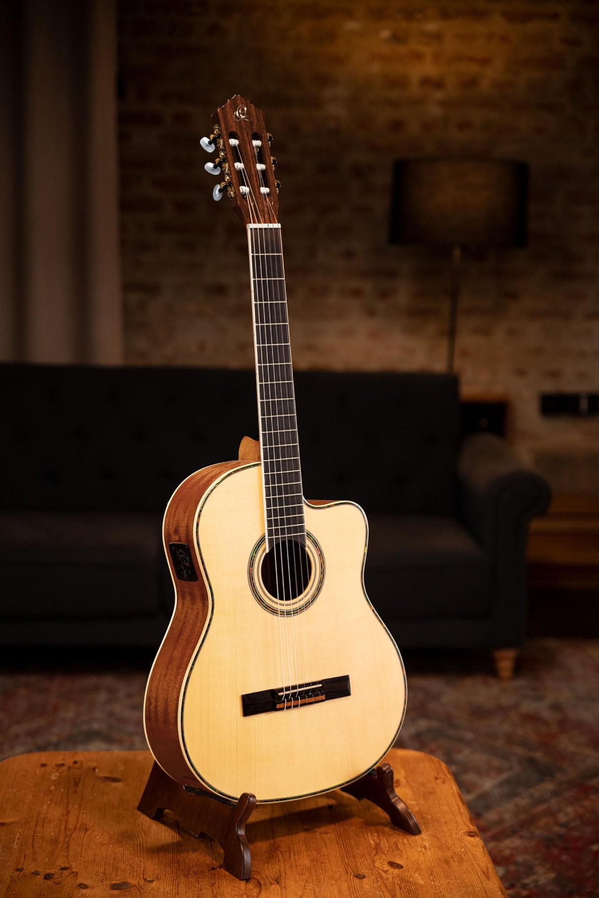 Ortega Guitars Family Series Pro - Guitarra de concierto de tamaño completo (electroacústica, abeto y caoba, incluye funda (RCE141NT)