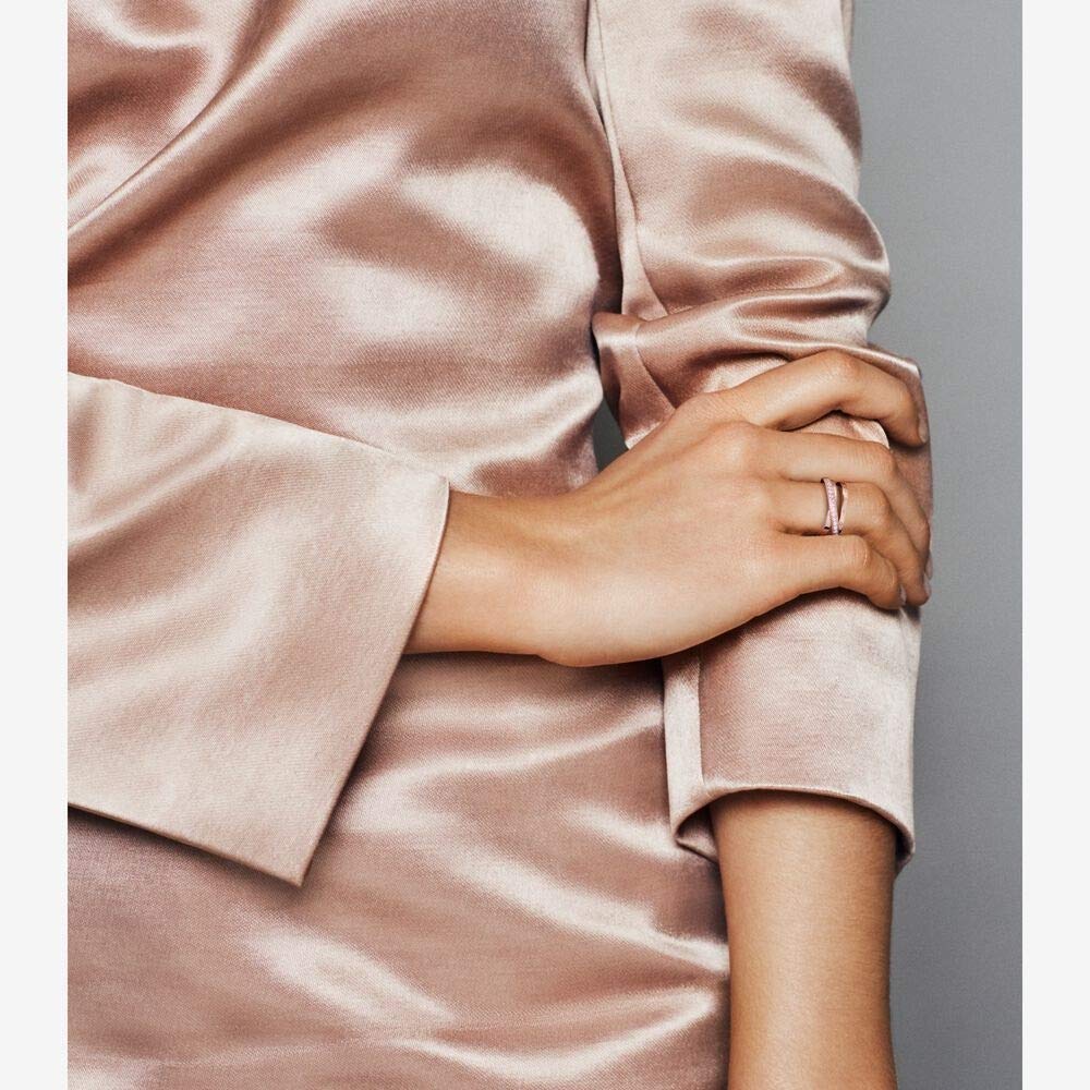 PANDORA Signature Anillo con triple banda cruzada con engaste pavé chapado en oro rosa de 14 quilates con circonitas cúbicas transparentes, talla 52