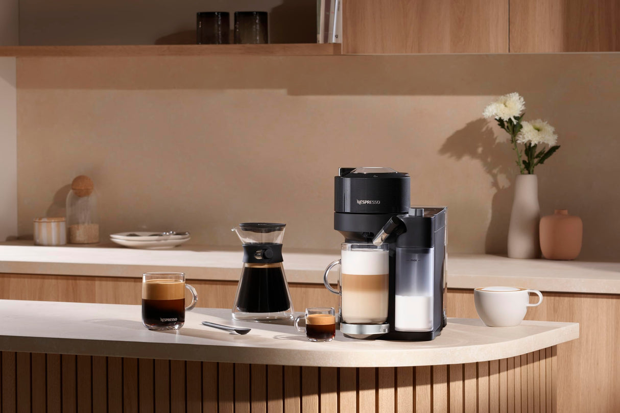 Nespresso De'Longhi Vertuo Lattissima ENV300.B, Máquina de Café Automática con Espumador de Leche Automático, Cafetera de Cápsulas Individual, 5 Tamaños de Taza, 1500W, Negro Mate y Brillante