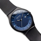 BERING 14440-227 Reloj solar para hombre con caja de acero inoxidable de 40 mm con acabado negro y esfera azul, correa milanesa, cristal de zafiro y resistencia al agua de 5 ATM