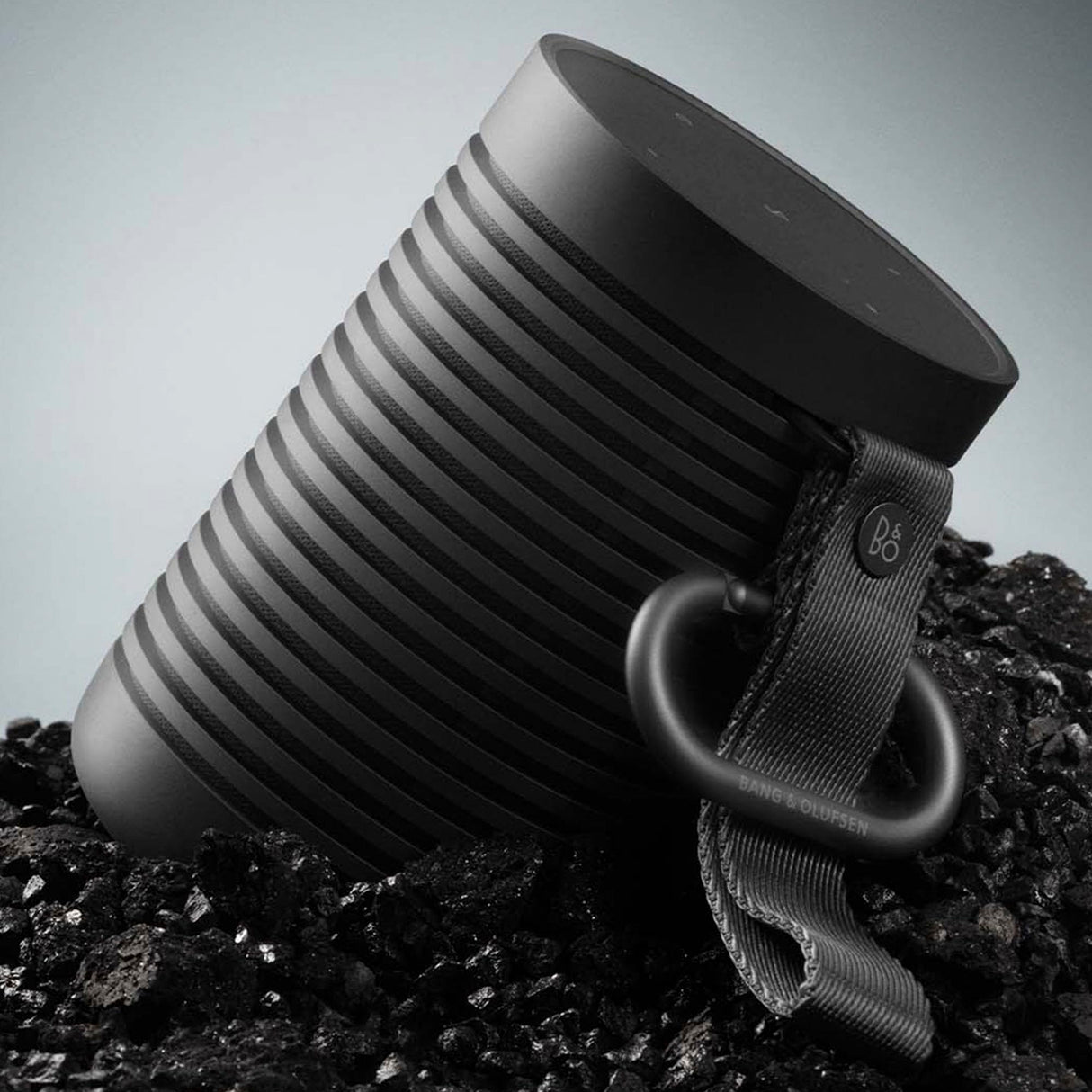 Bang & Olufsen Beosound Explore Altavoz de 360 Grados Bluetooth Portátil Inalámbrico de Alta Gama,Casa y Viaje,IP67 Resistente al Agua y Polvo,Hasta 27 horas Black Anthracite
