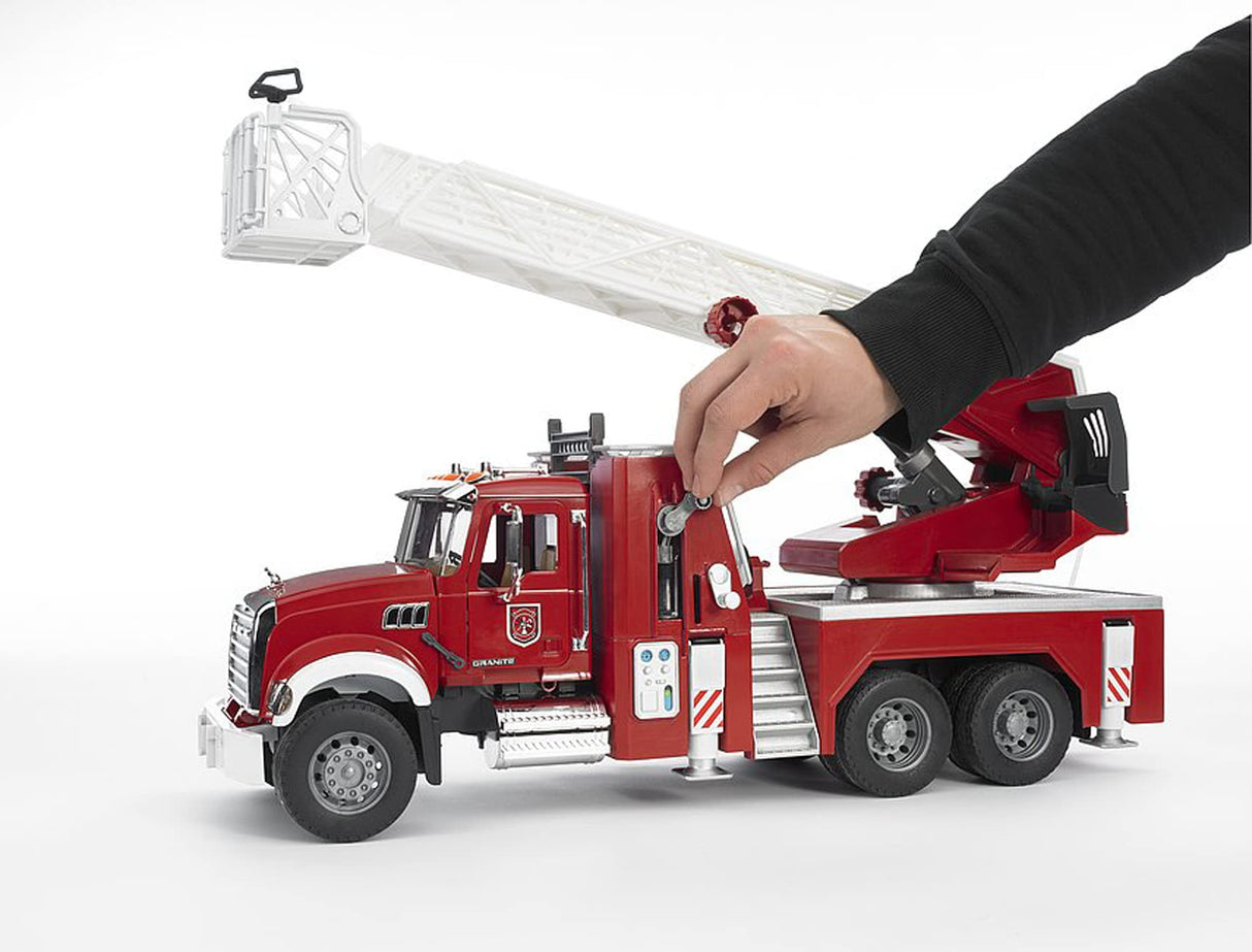 bruder 02821 - Camión de bomberos Mack Granite con bomba - 1:16 Vehículo, Camión de bomberos, Llamada de emergencia, Camión de bomberos, Juguete