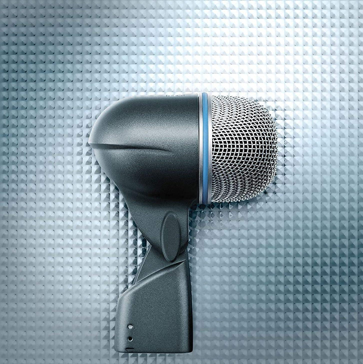 Shure BETA 52A Micrófono de batería: micrófono dinámico supercardioid con elemento de neodimio de alta salida, adaptador de soporte de bloqueo, rejilla de malla de acero Durabl y soporte de choque