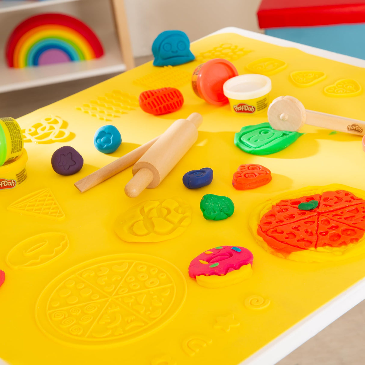 roba x Play-Doh Conjunto de Asientos creativos - Juego de Mesa y Silla de Madera certificada por el FSC con 6 latas de plastilina, 3 Herramientas de Madera y Alfombra Creativa