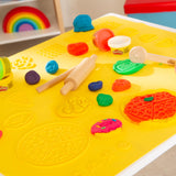 roba x Play-Doh Conjunto de Asientos creativos - Juego de Mesa y Silla de Madera certificada por el FSC con 6 latas de plastilina, 3 Herramientas de Madera y Alfombra Creativa