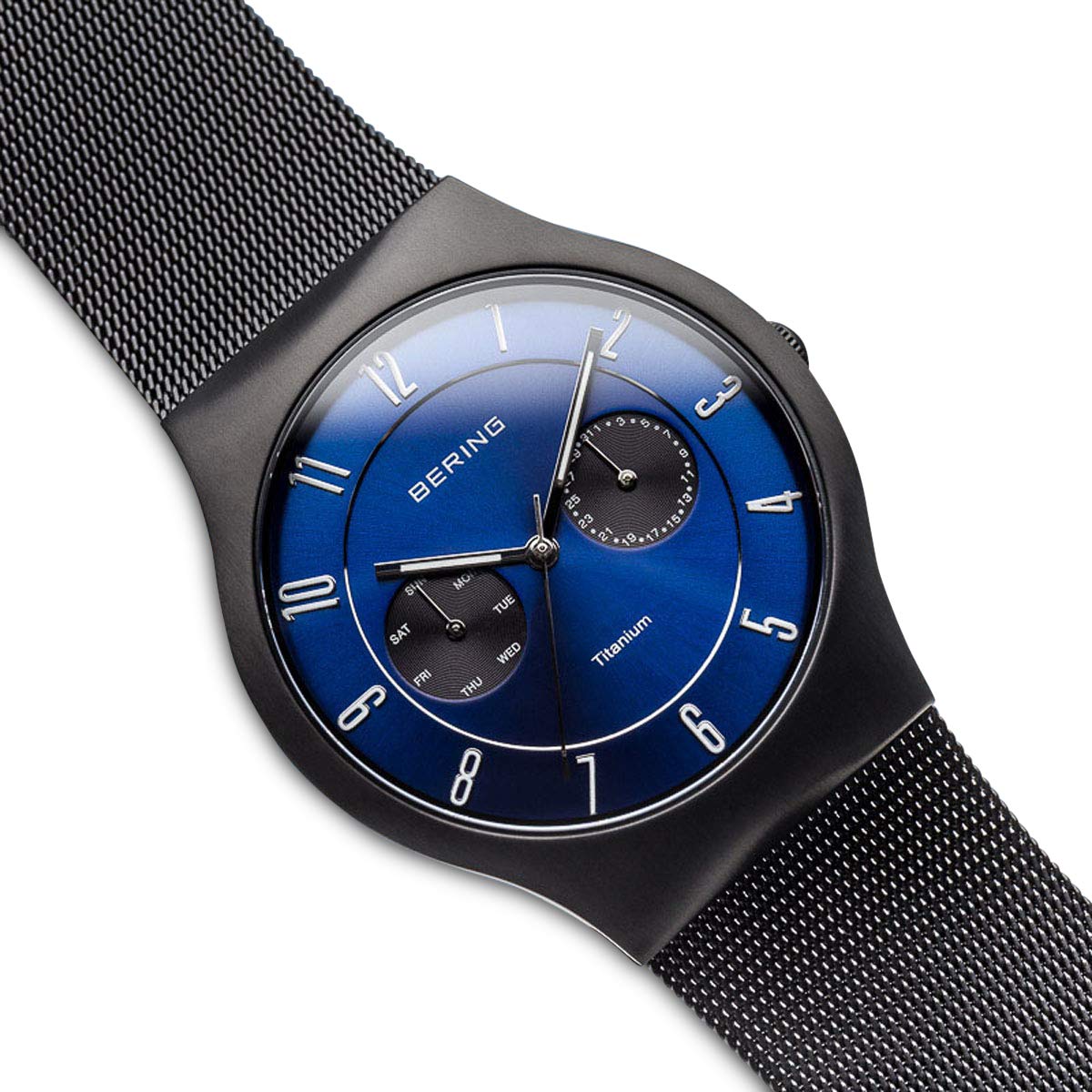 BERING 11939-078 Reloj de cuarzo para hombre con caja de titanio de 39 mm con acabado en negro y esfera azul, correa milanesa, cristal de zafiro y resistencia al agua de 5 ATM