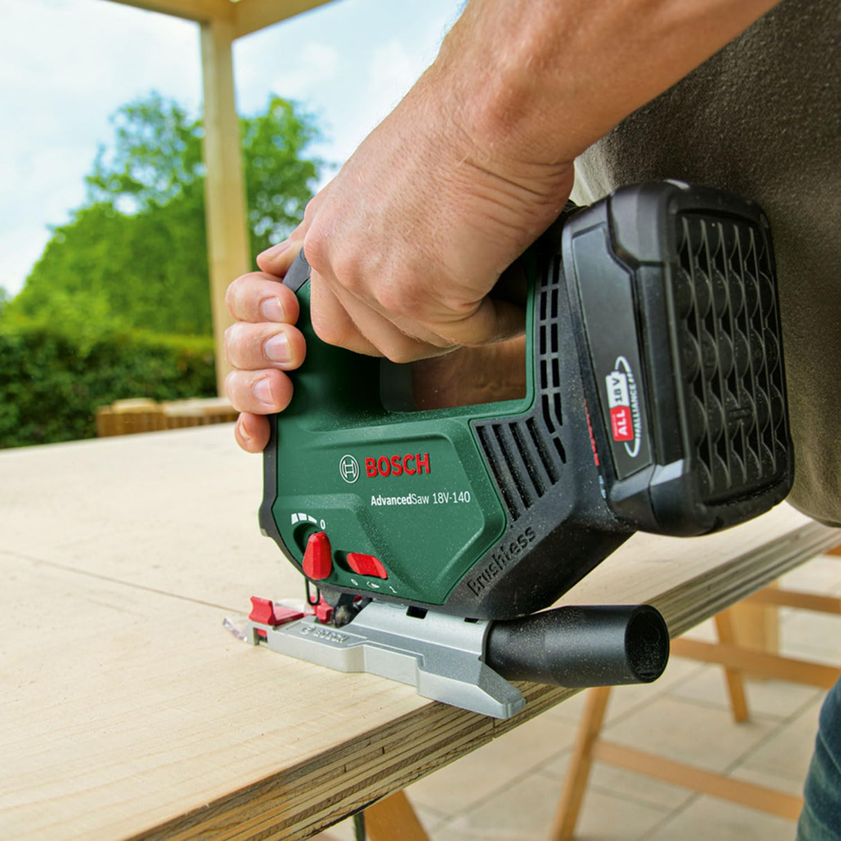 Bosch sierra de calar con batería AdvancedSaw 18V-140 motor Brushless; profundidad de corte en madera/acero/alu:140 mm/10 mm/20 mm; 3 hojas; 18V; con batería y cargador de 2,0 Ah