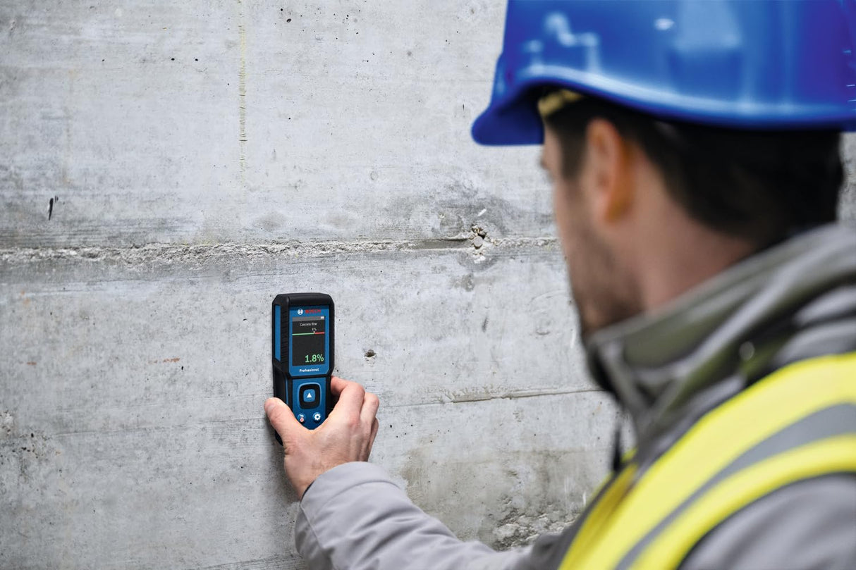 Medidor de humedad GMM 1-15 de Bosch Professional sin clavijas (no invasivo, mide 37 tipos de madera y 10 materiales de construcción, clasificación IP65, 2 pilas AA, bolsa)