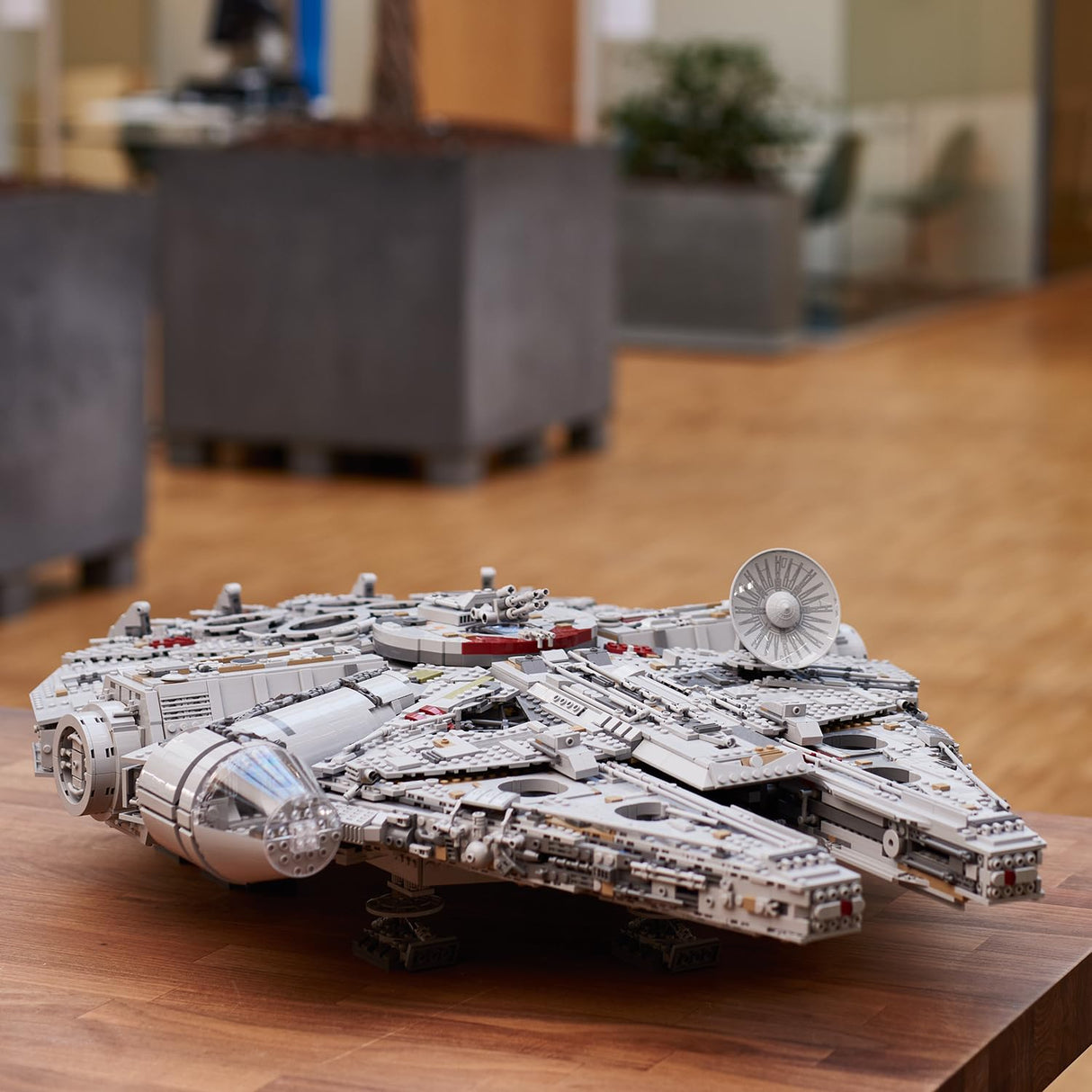 LEGO Star Wars Millennium Falcon, Maqueta de Construcción para Adultos de la Nave Estelar de Han Solo con Mini Figuras Chewbacca, Leia y C-3PO, Regalo Coleccionable para Hombres, Mujeres y Fans 75192