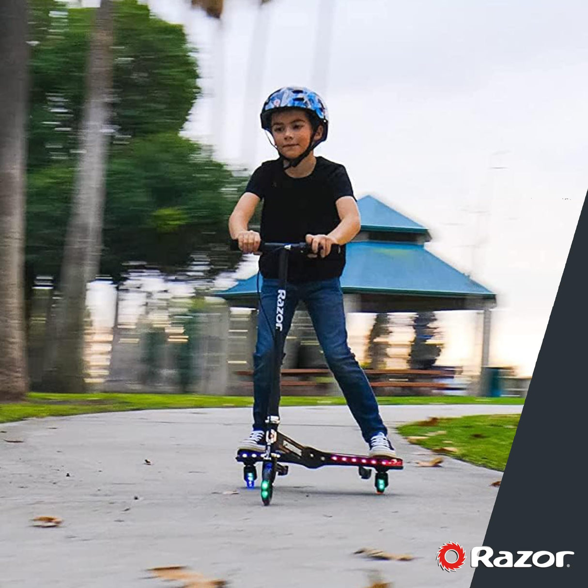 Scooter Razor para niños - Scooter PowerWing Lightshow para Mayores de 6 Años con 5 Modos de Luz, Luces Activadas por Movimiento, Scooter Columpio con Chasis de Acero Duradero - Negro