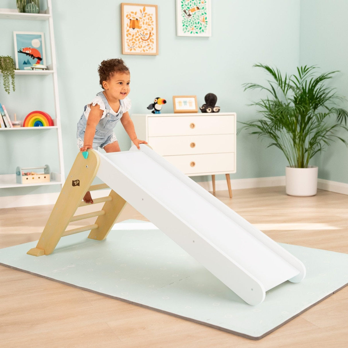 TP Toys, tobogán Plegable de Madera Estilo Pikler para Jugar en Interiores, Hecho de Madera certificada FSC, Ideal para Tiempo de Juego Activo y Desarrollo de Habilidades motoras, Juego Montessori