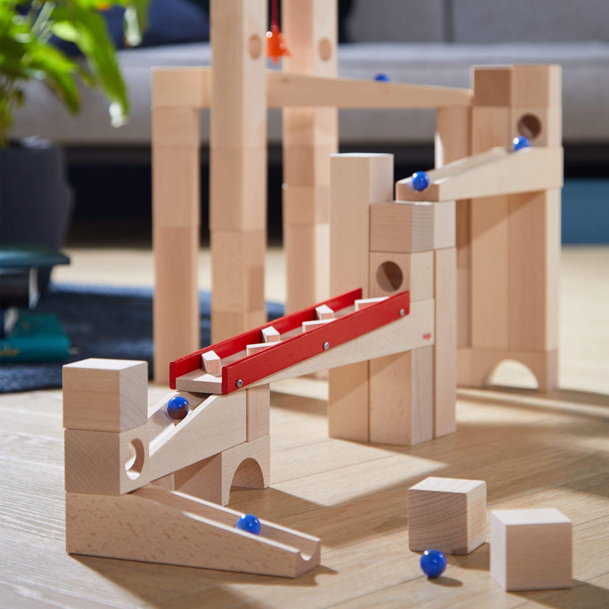 HABA 1136 Ball Track – Large Basic Pack- Large Construction Set with 42 Beechwood Pieces. Includes 6 Glass Marbles and a Little Bell. For Ages 4 and Up (Made in Germany)