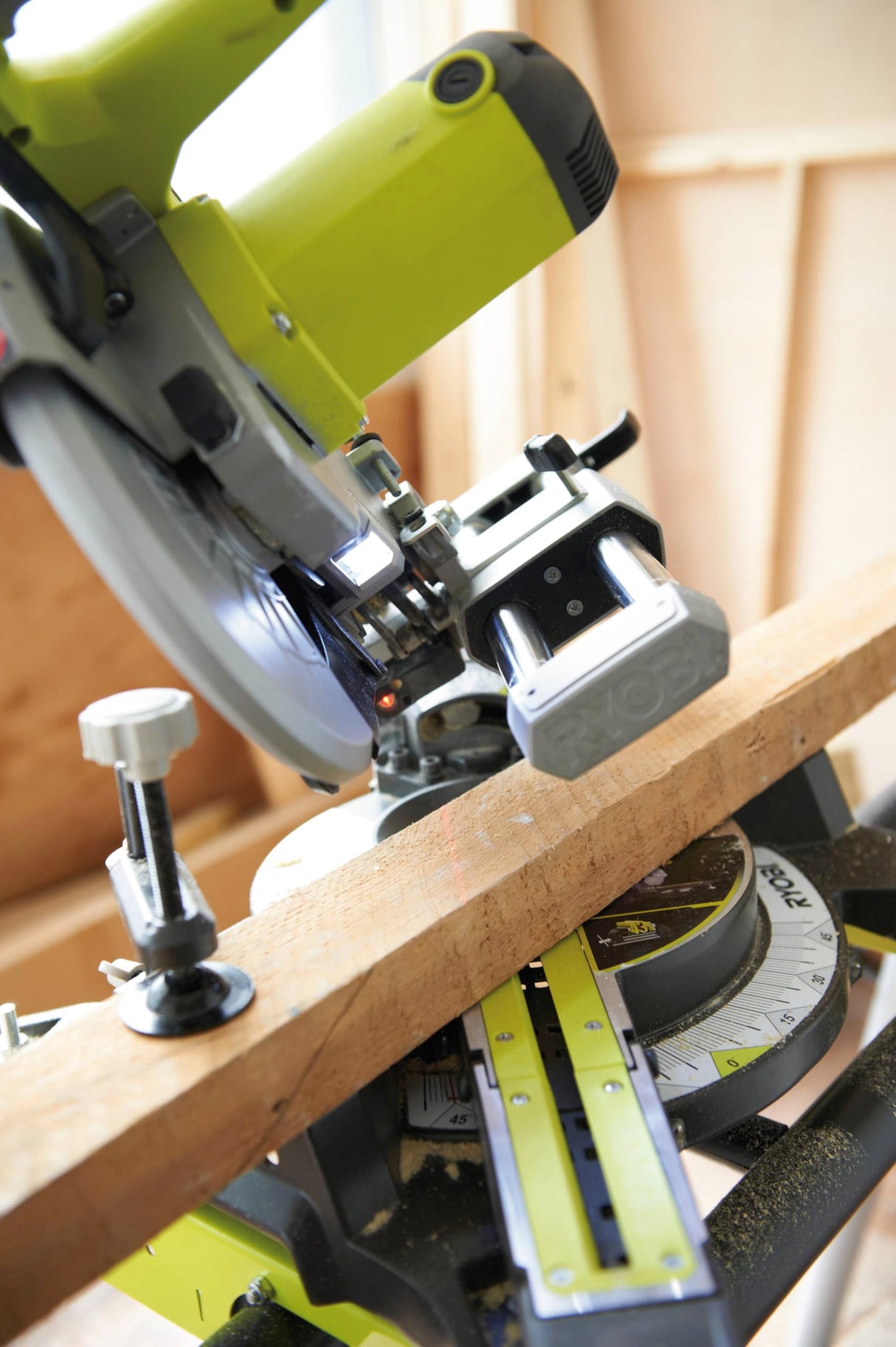 Ryobi EMS216L - Ingletadora (13 kg)