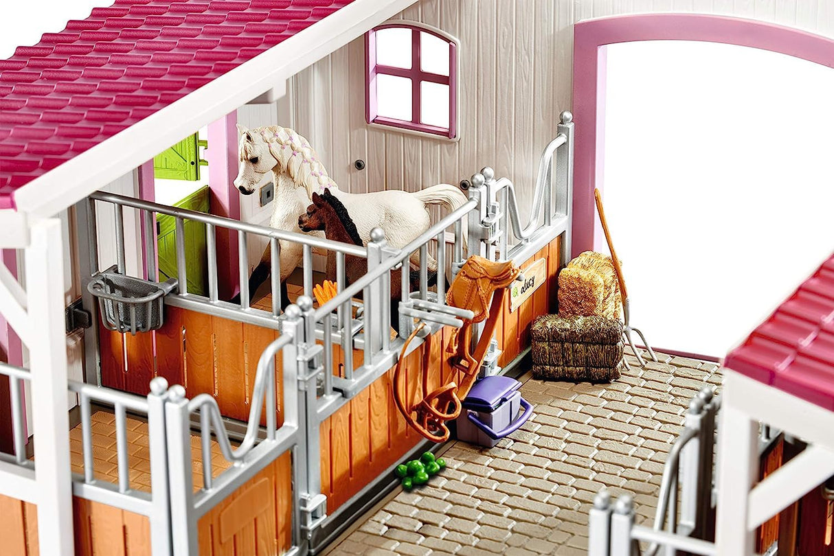 Schleich 42344 Horse Club Establo con Jinete y Caballos, Juego de 97 Piezas con 2 Figuras de Caballos, Figura del Jinete y Muchos Accesorios, Juguete para niños a Partir de 5 años