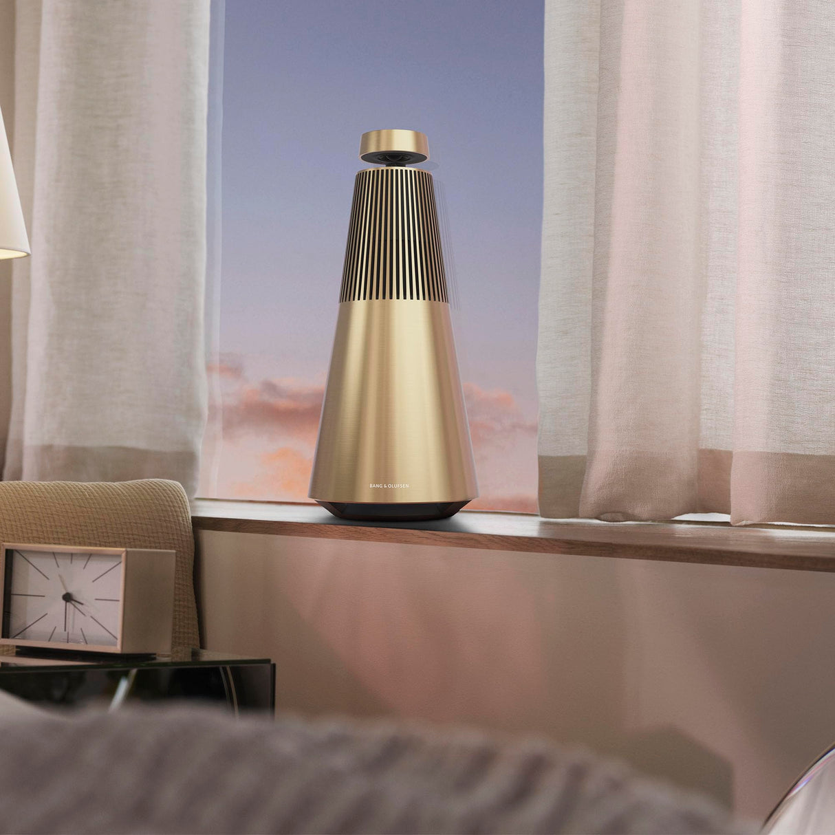 Bang & Olufsen Beosound 2 (3.ª Gen), Elegante y potente altavoz WiFi para el hogar con sonido envolvente de 360 grados, de pie o para estantería, Gold Tone