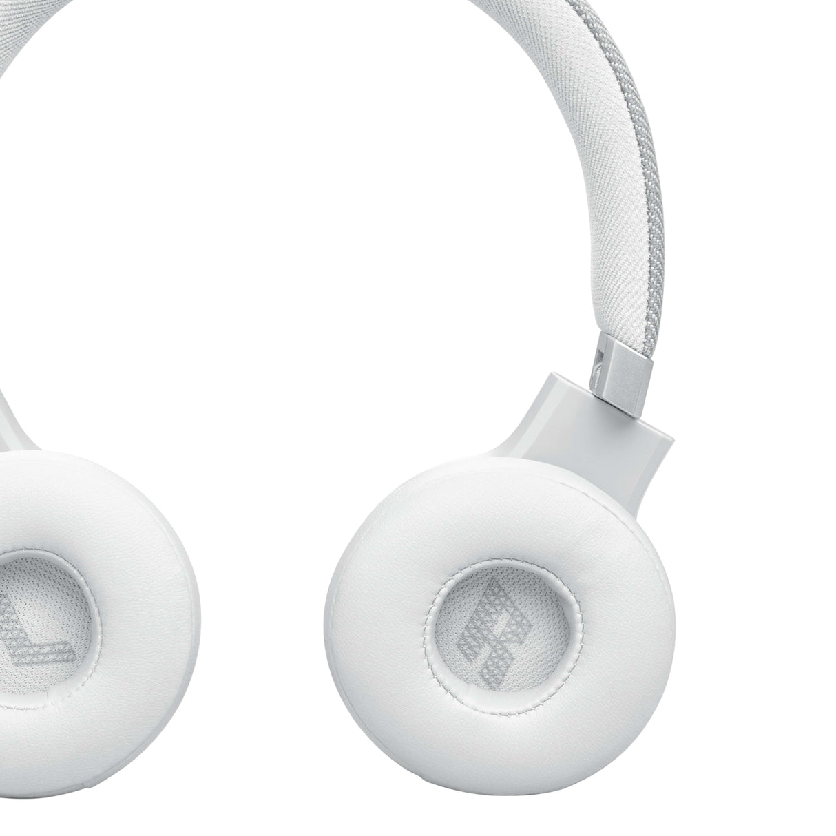 JBL Auriculares inalámbricos circumaurales Live 670 NC, con tecnología Bluetooth y cancelación adaptativa de ruido, hasta 65 horas de reproducción, blanco
