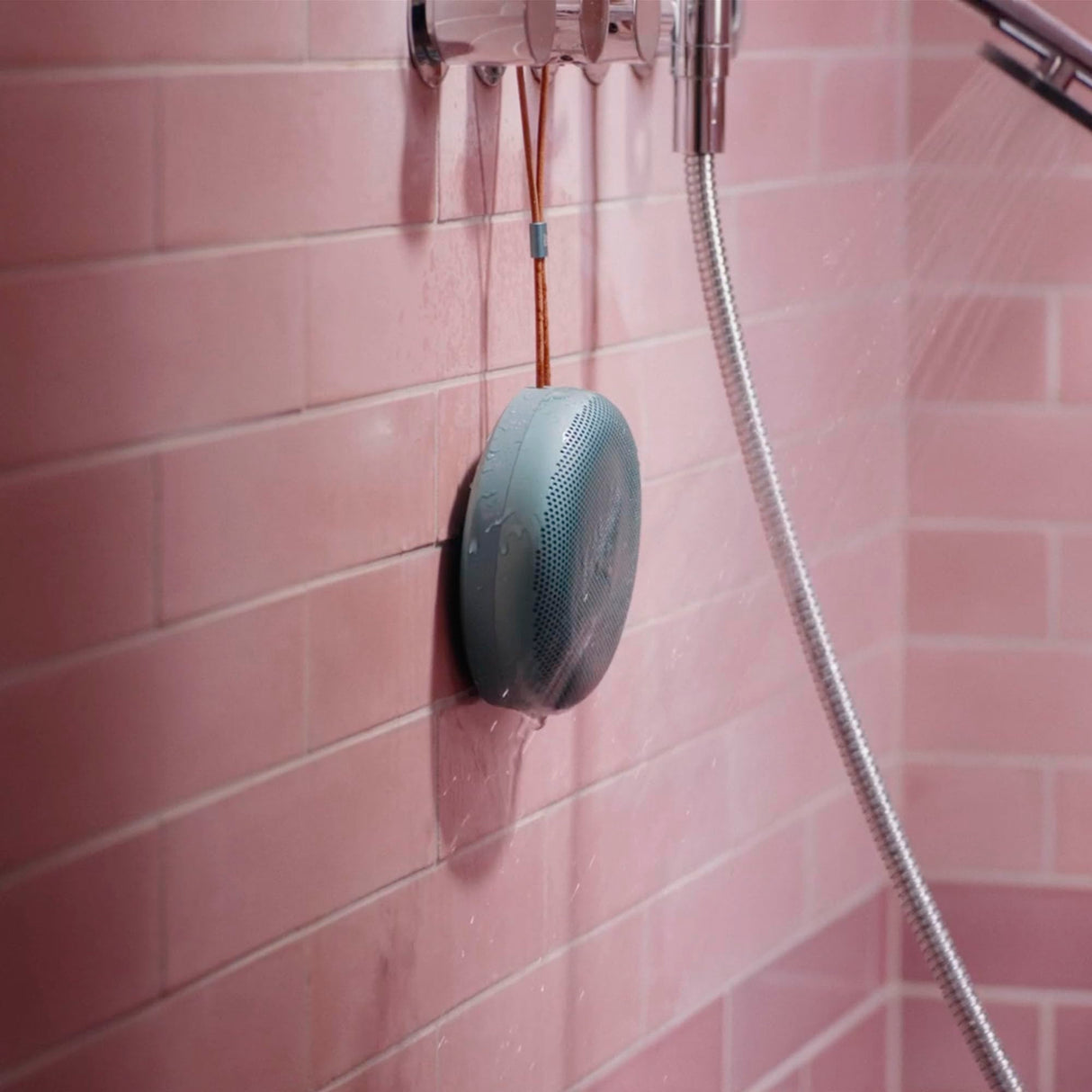 Bang & Olufsen Beosound A1 (3ª Generación) Altavoz Bluetooth Portátil Impermeable con 3 Micrófonos, Certificado C2C - Eucalyptus Green