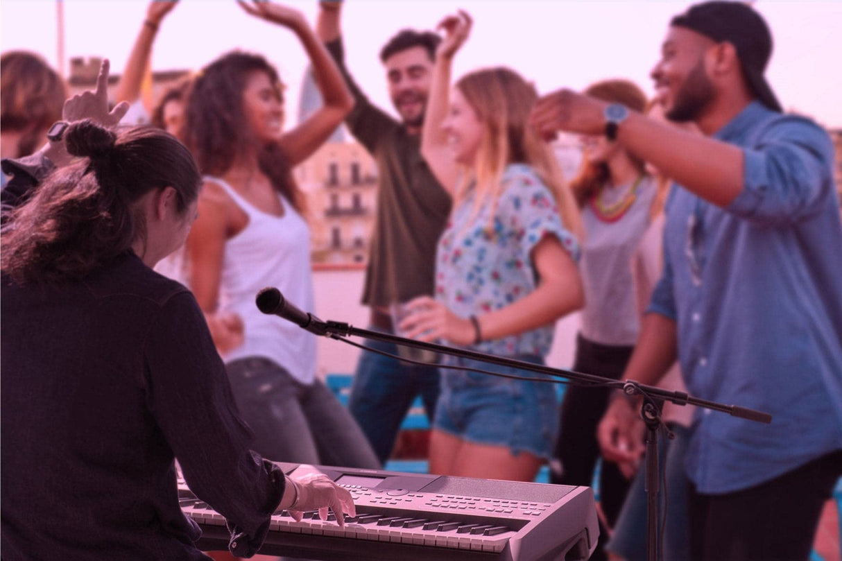 Yamaha PSR-SX600 Digital Keyboard - Teclado digital de calidad para las workstations con 850 voces de instrumentos auténticos y estilos de DJ, 61 teclas sensibles a la pulsación, en negro