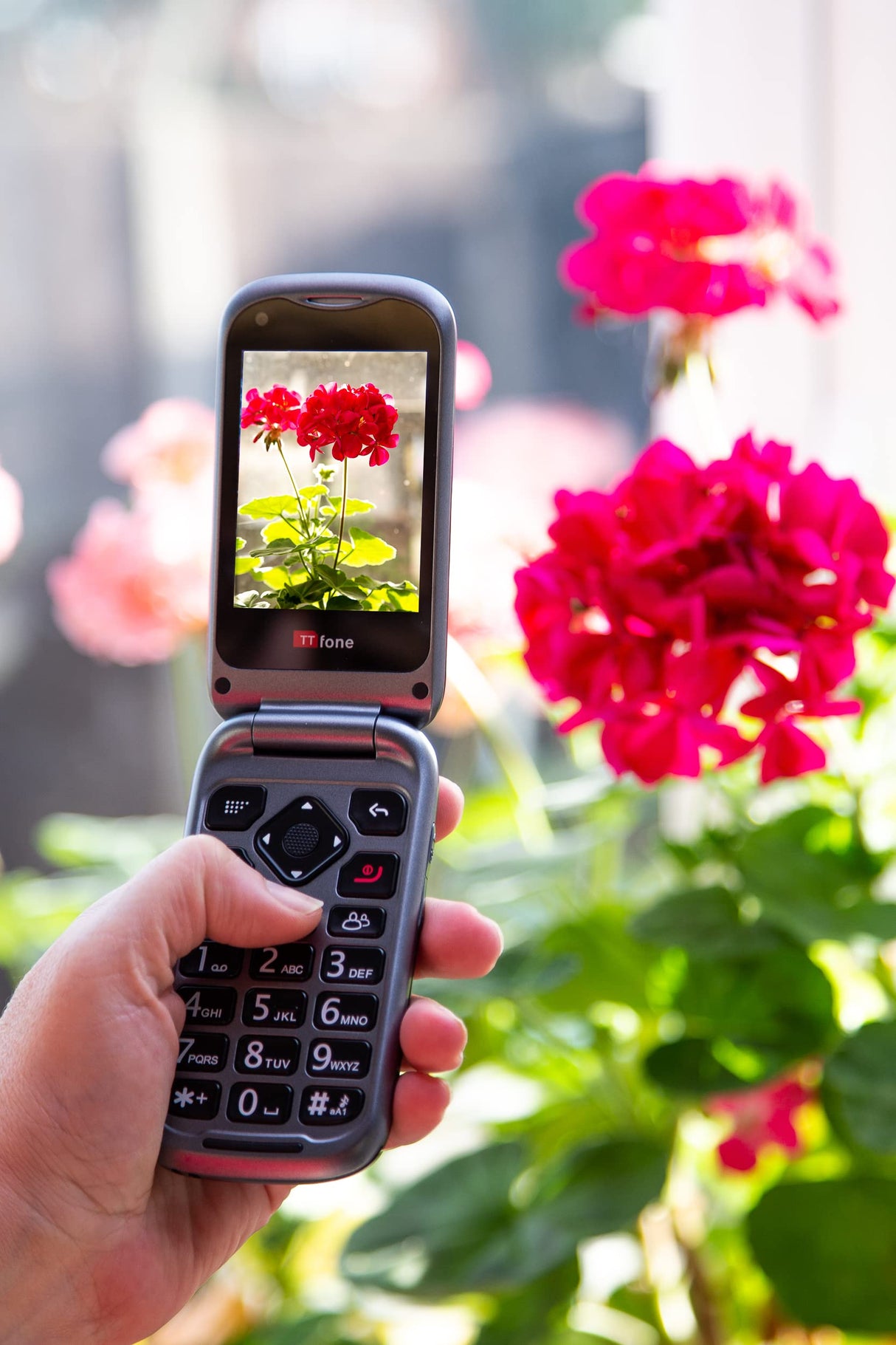TTfone TT970 Whatsapp 4G Pantalla Táctil Teléfono de tapita y Botones Grandes – con Cámara de 8MP y Botón de Asistencia de Emergencia, Compatible con Audífonos y – Fácil y Simple de Usar (Solo)